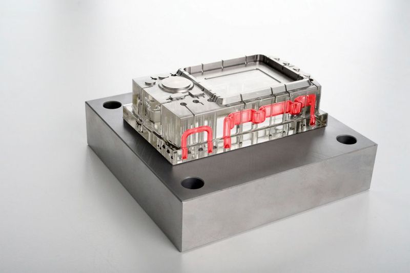 Beispiel für konturnah liegende, sowie geometrieoptimierte Kühlkanäle in einem Spritgusswerkzeug. Damit könnten die Hersteller von Kunstsoffteilen ihre Fertigungszyklen verkürzen und die Bauteilqualität verbessern. (Alesco)