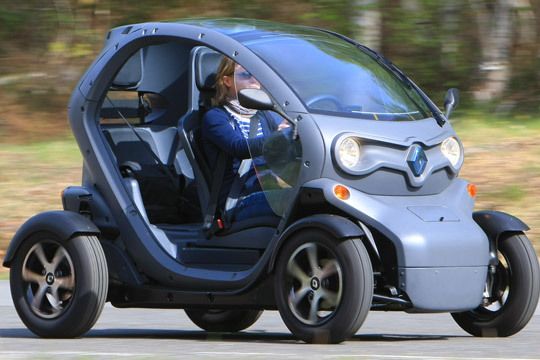 Rund 450 Kilogramm wiegt der Zweisitzer, der den Elektromotor an der Hinterachse trägt. Ein Lithuim-Ionen-Akku sorgt für eine Reichweite von rund 100 Kilometern, danach muss eine 3,5-stündige Tankpause eingelegt werden. (Archiv: Vogel Business Media)