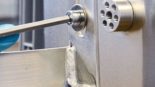 A traditional welding seam – as seen in the foreground – is not produced when joining the aluminium flange and the aluminium wall as seen in the background. (Siekmann/CAU)