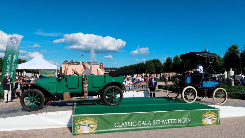 Im Schlepp über die Rampe: Weil das Anheizen des dampfgetriebenen Grout Steamer aus den USA des Jahres 1900 zu lang gedauert hätte, zog ihn ein im thüringischen Arnstadt gebauter Loreley L4 Doppelphaeton. An dessen Steuer Wolfgang Presinger, Messing-Ära- und Vorkriegsfahrzeug-Referent des Allgemeinen Schnauferl-Clubs (ASC). (Bild: Peter Diehl)