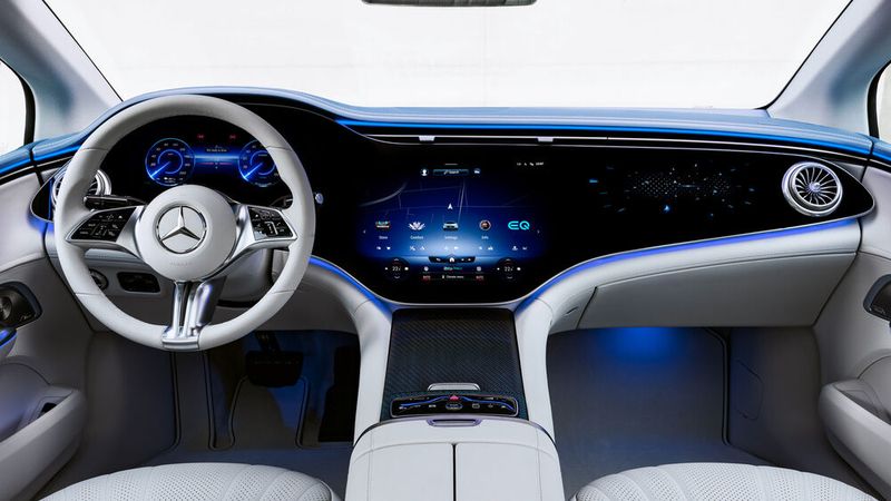 Der „Hyperscreen“ ist eine massive Glasfläche, die sich fast über die gesamte Breite des Cockpits erstreckt und drei digitale Bildschirme beherbergt.  (Bild: Mercedes-Benz)