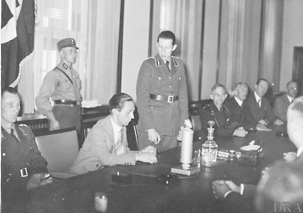 Unter den Nationalsozialisten wurde der Rundfunk dem Propagandaministerium unterstellt und die meisten leitenden Funktionen im Rundfunk mit neuen und alten Parteigängern besetzt. Joseph Goebbels führte am 13.7.1933 persönlich Eugen Hadamovsky (stehend) in sein Amt ein als Direktor der Reichs-Rundfunk-Gesellschaft ein. (Bild: Deutsches Rundfunk Archiv (DRA))