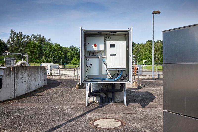 Das Messsystem im Betrieb: Der Analyse-Schrank erfasst in Echtzeit die Phosphatwerte der beiden Belebungsbecken und überträgt sie in die Netilion Cloud – für transparente Daten und optimierte Fällmitteldosierung. (Bild: Endress+Hauser)