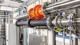 Das Ventil kann unmittelbar vor oder nach Rohrbögen in der Rohrleitung platziert werden, auch Doppelrohrbögen oder Kombinationen von Rohrbögen in verschiedene Richtungen stellen kein Problem dar. (Bild: Rico Sicherheitstechniik)