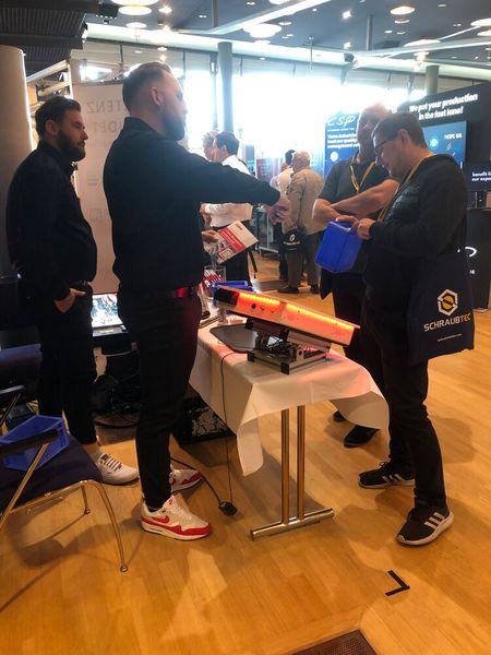 Teilnehmer suchten das fachliche Gespräch mit den Ausstellern. (Bild: VCG/Juliana Pfeiffer)