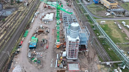 In der weltweit ersten großtechnischen Ethenolyseanlage auf Basis von Rapsölmethylester wird Verbio künftig erneuerbare Spezialchemikalien herstellen.(Bild:  Verbio)