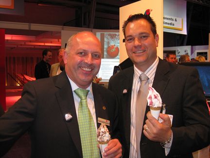 Eis mit Stil: Heinz-Dieter Speidel (li.) und Michael Schwanke-Seer von LG Electronics (Archiv: Vogel Business Media)