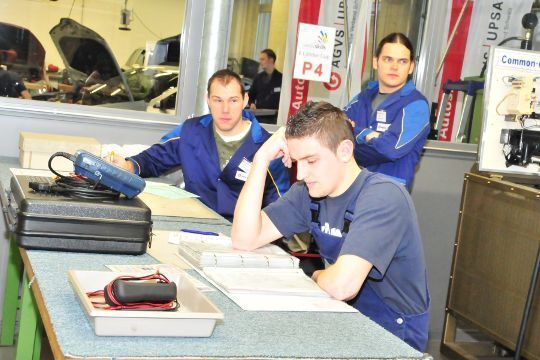 An jeder Station konnten sich die Teilnehmer fünf Minuten lang in die Aufgabe einarbeiten, bevor sie mit der Arbeit begannen. Hier studiert Nermin Becirovic aus Luxemburg die Unterlagen. (Archiv: Vogel Business Media)