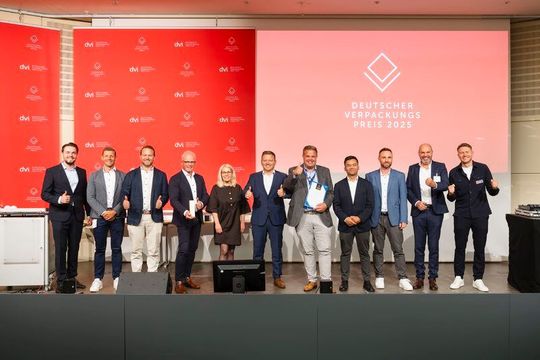 Die diesjährigen Preisträger der Gold-Awards feiern ihre Auszeichnung.(Bild:  DVI e.V.)