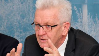 Baden-Württembergs Ministerpräsident Winfried Kretschmann setzt auf E-Autos. (Bild: Staatsministerium Baden-Württemberg)