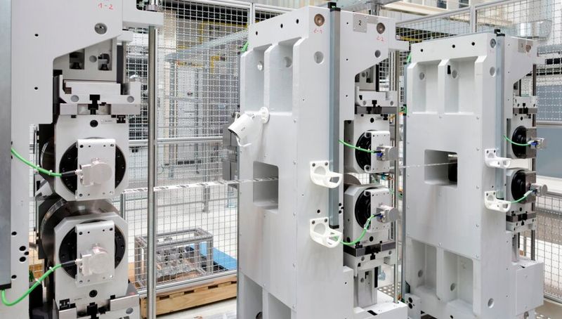 Hier sieht man die kontinuierliche Fertigung von Blechteilen im Hohlprägewalz-Verfahren. Dieser Prozess läuft hochpräzise, hochratenfähig und energieeffizient ab, betonen die IWU-Forscher. (Bild: Fraunhofer IWU)