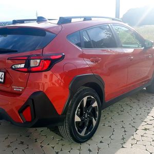 Entspricht dem aktuellen Zeitgeist: spacig geformte Rückleuchten und ebensolche Stoßfänger- bzw. Radlaufapplikationen aus schwarzem Kunststoff. Ohne Rückfahrkamera würde der Fahrer eine Person an der Stelle des Fotografen glatt übersehen, so schlecht ist die Sicht nach schräg hinten. Dafür aber verfügt der Crosstrek Platinum über eine rückwärtige Totwinkelüberwachung mit Querverkehrerkennung und Notbremssystem. Ach so: Die Farbe hört übrigens – passend zu dem kräftigen Sonnenschein auf den Bildern – auf den Namen „Sun Blaze Pearl“.(Bild:  Dominsky – VCG)