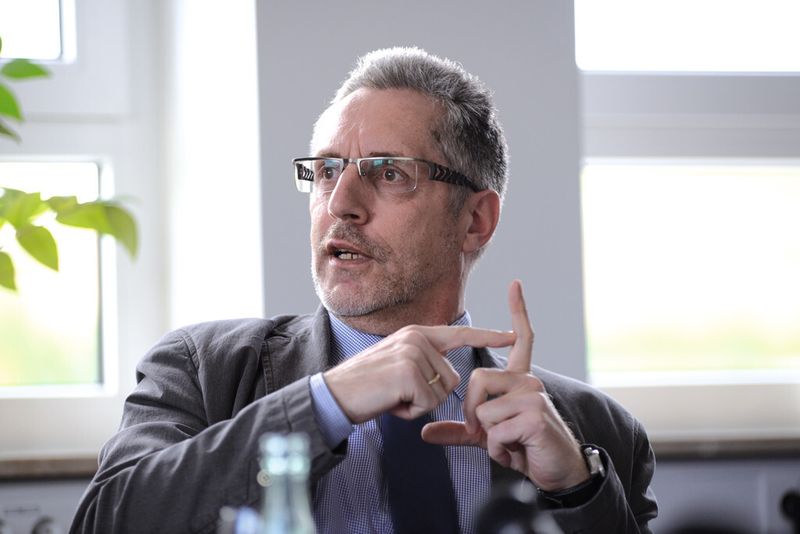 Stephan Rabsch, Fertigungsleiter bei der ATR Industrie-Elektronik GmbH, erklärt: „Wir schließen teilweise doppelt so große Querschnitte an, wie für den Stromfluss erforderlich wäre - diese dienen dann als Kühlkörper für die eingesetzten Betriebsmittel.“ (Bild: Vogel Business Media)