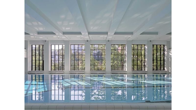 Das Hallenbad Rialto in Basel präsentiert sich nach Abschluss der umfassenden zweijährigen Sanierung in einem vollständig erneuerten und funktional modernisierten Zustand.(Foto:  Mark Niedermann)