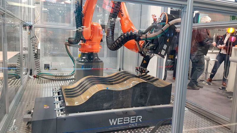 Auch Weber zeigte einen Großraum-FDM-Drucker mit Kuka-Roboter. (Bild: D.Quitter / VCG)