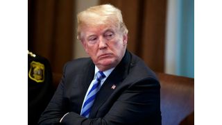 Donald Trump ist nach der Gerichtsentscheidung gegen seine Zollstrategie not amused, wie man sieht. Er will allerdings weiterhin Zölle als Knebelinstrument nutzen. In der EU herrscht dagegen eine gewisse Aufbruchstimmung. Doch man sollte vorsichtig in Sachen USA taktieren ... (Bild: AP / E. Vucci)