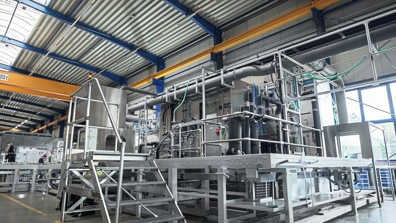 Gesamtansicht der Reinigungsanlage mit Roboter in der Silberhorn Produktionshalle kurz vor der Auslieferung an den Kunden. (Bild: Stefan Woidig)