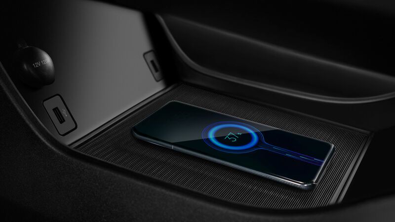 ... und das Smartphone lädt induktiv im Beo. (Bild: Elaris)