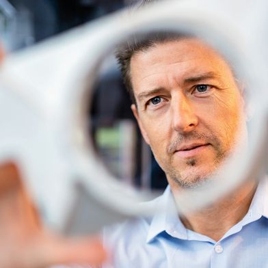 Bei der Entwicklung von Vorserienteilen gewinnen Konstruktion und Projektingenieure durch schnelle, eigenständige Beschaffung wertvollen Spielraum – innerhalb der klaren Leitplanken des Einkaufs.  (Bild: Daniel Ingold - © Imago/Westend61)