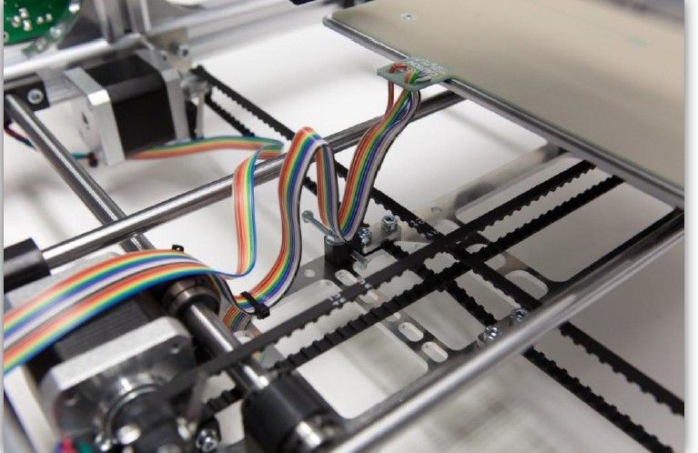 Der 3D-Drucker Velleman K8200 im Aufbau: Befestigung der Kabel (Bild: Velleman nv)