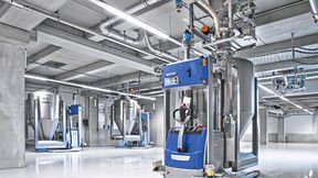 Die Container werden automatisiert über fahrerlose Transportsysteme (FTS) durch die Anlage bewegt. (Bild: Daxner)