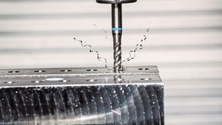 Ein Shark-Line-Gewindebohrer im Einsatz. Sein besonderes Kennzeichen ist der farbige Ring, der auf einen Blick kenntlich macht, für welches Material das Werkzeug verwendet werden kann. (Dormer Pramet)