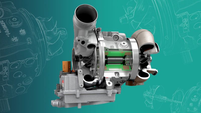 Der eTurbo löst ein altbekanntes Turboladerproblem: Durch die Kombination von Abgasturbolader und permanenterregten Synchronmotor in einer hochintegrierten Rumpfgruppe erreicht der Verdichter auch dann ausreichend Drehzahl, obwohl die Abgasenergie eigentlich noch nicht ausreicht.(Bild:  BorgWarner)