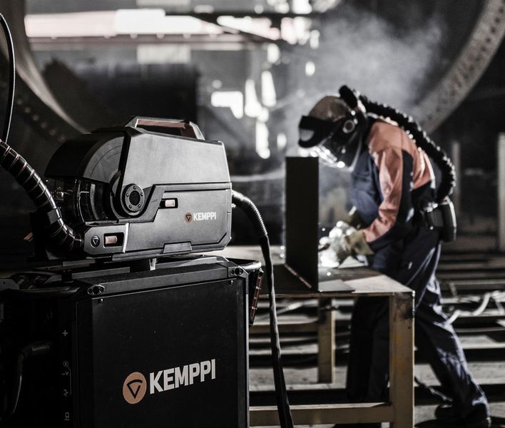Die Beleuchtung von Drahtvorschub und Schweißbrenner am X8 MIG Welder von Kemppi ermöglicht das präzise und sichere Arbeiten auch bei schlechten Lichtverhältnissen, heißt es. Das direkte Einfüllen des Kühlmittels geschieht auf Hüfthöhe, was dem Anwender die Arbeit mit dem System noch weiter erleichtere. (Kemppi)
