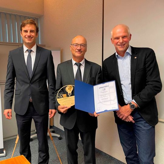 Zeno Danner, Landrat Landkreis Konstanz, Martin Zeiher, Geschäftsführer Zorn Maschinenbau GmbH, Hermann Püthe, Gesellschafter Zorn Maschinenbau GmbH, bei der Preisübergabe im Rahmen der Unternehmensbesichtigung.(Bild:  Zorn Maschinenbau GmbH)