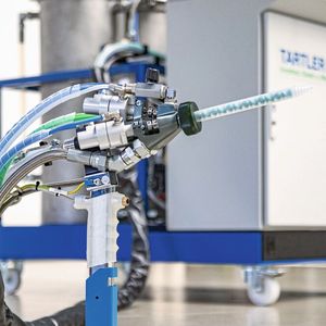 Die neue MDM plus von Tartler ist mit dem Mischkopf LC5/3 ausgestattet. Er lässt sich mit rotierenden Einwegmischern aus Kunststoff bestücken – womit die Notwendigkeit entfällt, flüssige Spülmittel einsetzen zu müssen.(Bild:  Tartler)