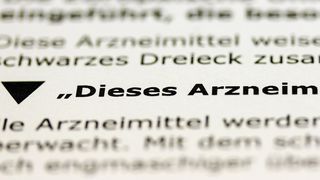 Das schwarze Dreieck weist auf eine besonders engmaschige Überwachung von Arzneimitteln hin. (Bild: BFARM)