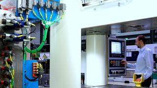 Auf der umgerüsteten IHU-Presse Dunkes HS3-1500 lassen sich Bleche und Hohlprofile unterschiedlicher Größen und Geometrien sowohl per Hydroforming als auch per Hot Metal Gas Forming umformen. (Fraunhofer-IWU)