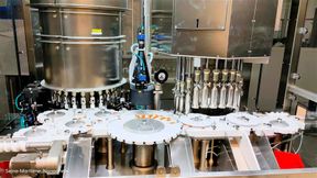 Configuration de l'application de test automatisée : à gauche, l'inspection est réalisée par vision industrielle ; à droite, un test de pression vérifie que les ampoules sont correctement scellées. (Source : Aspen)