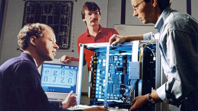 1992 – Neurocomputer Synapse-1: Die Weiterentwicklung der Software zu leistungsfähigen Programmen, z. B. die Simulation neuronaler Netze, die das menschliche Gehirn nachahmen, führte zu „lernenden“ Computern. Allerdings verhinderte insbesondere die Simulation des Lernprozesses auf einer Workstation die zügige Entwicklung neuronaler Anwendungen, da jeder Lernschritt sehr viel Zeit in Anspruch nahm. Deshalb wurden sogenannte Neurocomputer entwickelt, die sich für derartige Simulationen besser eignen. 1992 stellte Siemens den weltschnellsten Neurocomputer „Synapse-1“ vor: 8.000-mal leistungsfähiger als eine herkömmliche Workstation und er konnte in einer Stunde so viel „lernen“, wie ein neuronales Netz auf einem konventionellen Computer innerhalb eines ganzen Jahres. Neuronale Netze kommen in der Regel dort zum Einsatz, wo klassische Rechenverfahren versagen oder unzureichend sind. Beispiele sind Echtzeit-Trendvorhersagen und andere Aufgaben, denen kein exaktes mathematisches Modell zugrunde liegt. // TK (Bild: Siemens)