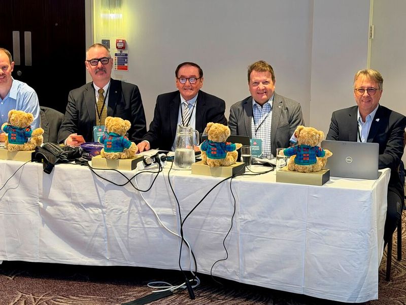 Die deutsche Delegation bestand aus dem bisherigen AIRC-Präsidenten Detlev Thedens (3.v.l.), ZKF-Hauptgeschäftsführer Thomas Aukamm (4.v.l) und ZKF-Präsident Arndt Hürter (5.v.l.). Sie freuten sich auch über die Zustimmung zur neuen Mitgliedschaft von Südafrika zum AIRC.  (Bild: Aukamm/ZKF)