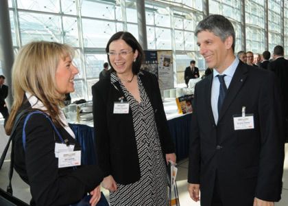 Um welches Bankgeheimnis geht es hier wohl? Grit Sonntag (Nürnberger Versicherungsgruppe), Anita Friedel-Beitz und Dr. Armin Zitzmann (Nürnberger Versicherungsgruppe). (Archiv: Vogel Business Media)