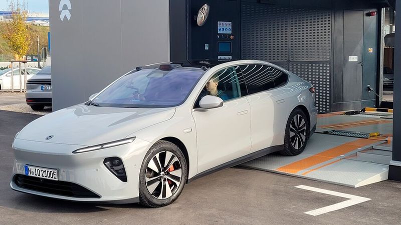 ... und man muss – diesmal selbst – wieder aus der Station raus fahren. (Bild: Wehner - Vogel Communications Group)