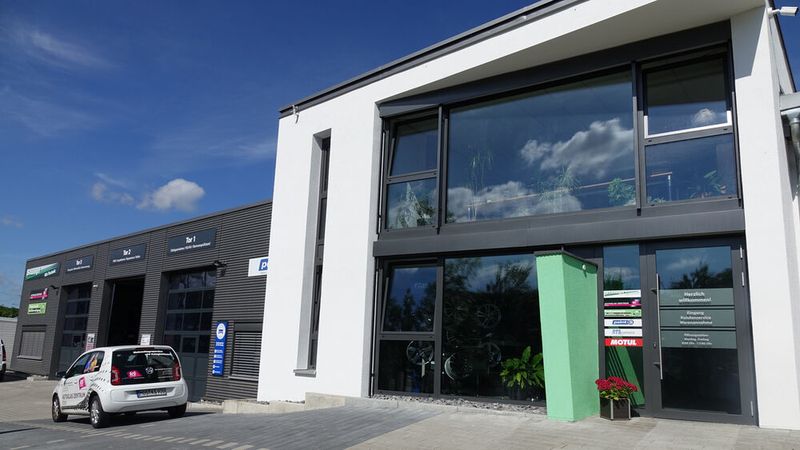 Mit dem attraktiven Erscheinungsbild der 2018 errichteten Werkstatt samt Bürotrakt punktet der Betrieb nicht nur bei der Kundschaft, sondern auch beim Besuch der Jury des Deutschen Werkstattpreises. (Bild: Schreiner/»kfz-betrieb«)