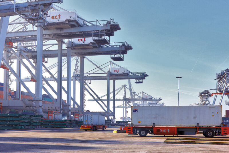 Automatisierte Fahrzeuge befahren die gesamten Kaianlagen und die Containerlager. (Bild: Phoenix Contact)