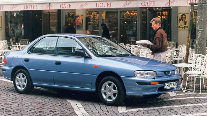 Zum Verkaufsstart gab es den Subaru Impreza in den Karosserievarianten Kombi und Limousine. Zur Wahl standen zwei wassergekühlte 4-Zylinder-Leichtmetall-Boxermotoren mit 90 PS und 103 PS. Populär wurde das Modell in der Ausführung „WRX (STI)“ wegen seiner Teilnahme bei unzähligen Rallye-Veranstaltungen. In der Ursprungsversion leistet sein Boxermotor mit 2,0 Litern 240 PS bei einem maximalen Drehmoment von 304 Nm.  (Bild: Subaru)