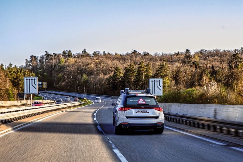 Das ESF 2019 nutzt Lichtsignale und Projektionen auf der Heckscheibe, um andere Verkehrsteilnehmer vor Gefahren wie einem Geisterfahrer zu warnen. (Daimler)