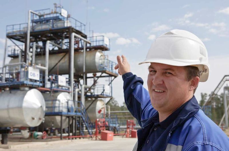 There are various ways to mitigate risk in chemical plants where plant personnel regularly need to handle flammable and toxic materials. (Picture: depositphotos.com © Sergey Solomakhin)