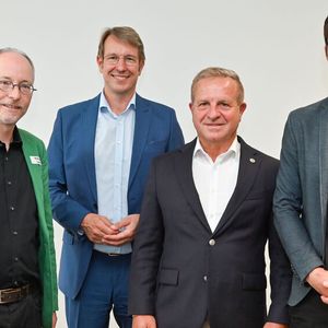 Automobildialog des ZDK in Berlin (v.l.): Matthias Gastel (MdB, Mitglied des Verkehrsausschusse (B90/Die Grünen), ZDK-Geschäftsführer Jürgen Hasler, ZDK-Präsident Thomas Peckruhn und  Sebastian Bock (Geschäftsführer Transport and Environment Deutschland).(Bild:  Bildschön)