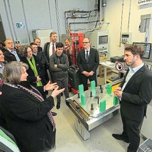 Bei einer Führung im E-Lab konnten sich Interessierte über die Forschung im ZSW informieren.(Bild:  Heiko Grandel)