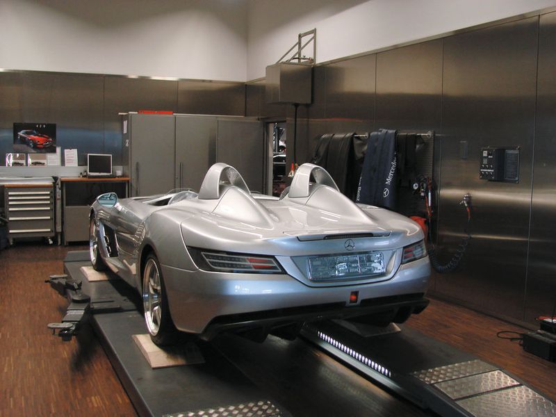 Für SLR- und Maybach-Fahrzeuge gibt es in Berlin einen speziellen Werkstatt- und Annahmebereich. (Archiv: Vogel Business Media)