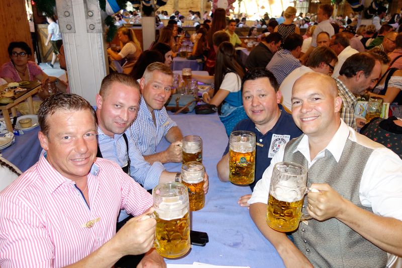 Die Abschiedstruppe für (v. r.)  Stefan Klinglmair, Gerit Günther, ACER, Stefan Schneider, Thomas Grabowski und Hans-Jürgen Heinold, Bechtle. (Bild: IT-BUSINESS)