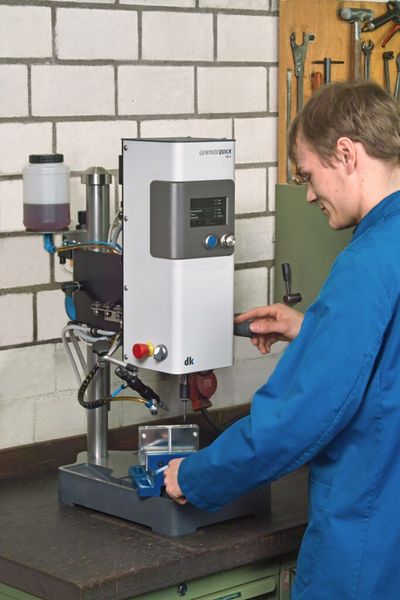 Mit einem solitären Systeme ist dank einer integrierten Drehmomentüberwachung die prozesssichere Gewindeherstellung oft einfacher zu erreichen als mit einer CNC-Maschine. (Bild: DK)