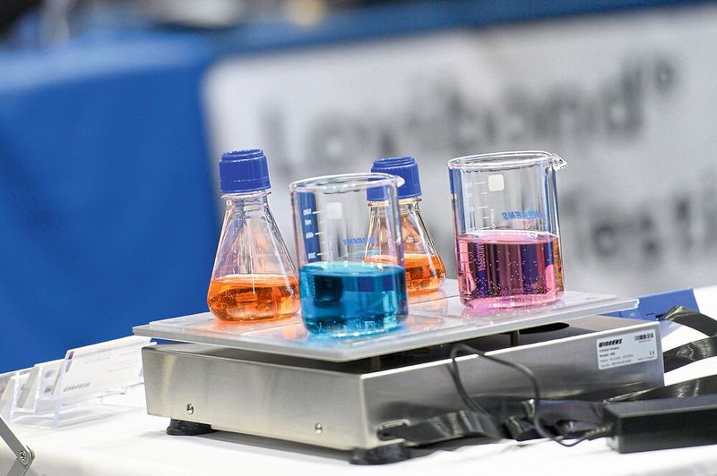 ... über Rühr- und Heizplatten (mit gefärbtem Wasser auf jeder Messe ein Hingucker) ...   Mehr Infos zu den kommenden LAB-SUPPLY-Messen finden Sie auf www.lab-supply.info (Bild: Stefan Stark)