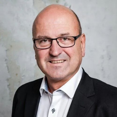 Zsolt Engli ist Vertriebs- und Digitalisierungsexperte und hat die Digitalisierung der Produktentstehung und einige Technologiewechsel in verschiedenen Rollen mitgestaltet. Den nächsten Meilenstein, die Cloud, begleitet er als privater Ratgeber und Blogger.(Bild:  Engli)
