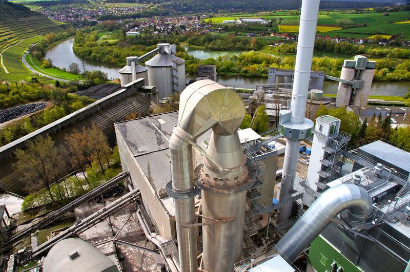 Panorama vom 70 Meter hohen Wärmetauscherturm: Das Zementwerk Lengfurt ist bereits seit 1899 Teil der Region, entsprechend wichtig ist dem Unternehmen die partnerschaftliche Beziehung zu den umliegenden Gemeinden. Die Aspekte Umweltschutz und Energieeffizienz sind fest in der Firmenphilosophie verankert. (Atlas Copco Kompressoren und Drucklufttechnik)